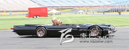 世界上最“扁”的汽車 躺著開！