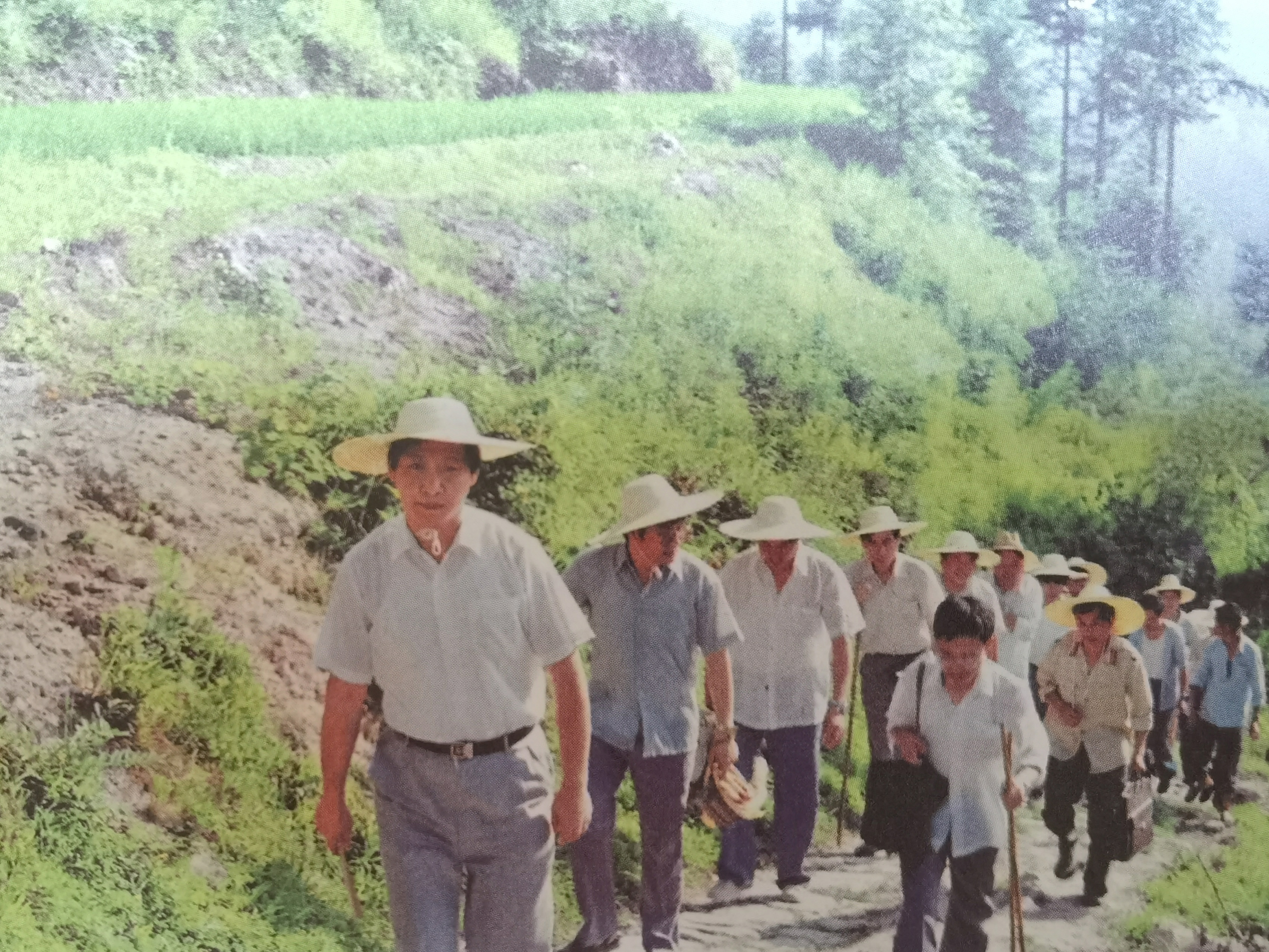 1989年7月，習(xí)近平冒著酷暑，帶頭步行到下黨鄉(xiāng)調(diào)研。