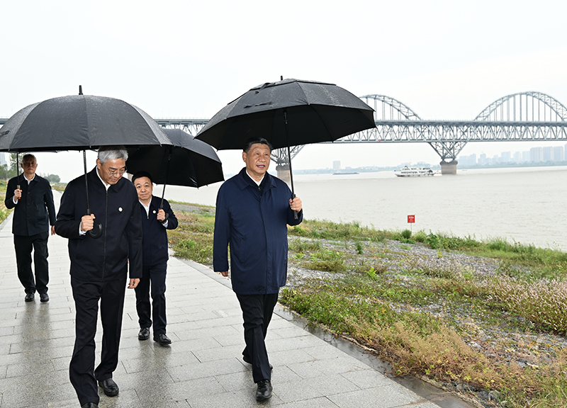 2023年10月10日，習(xí)近平總書記在江西長江國家文化公園九江城區(qū)段冒雨考察。