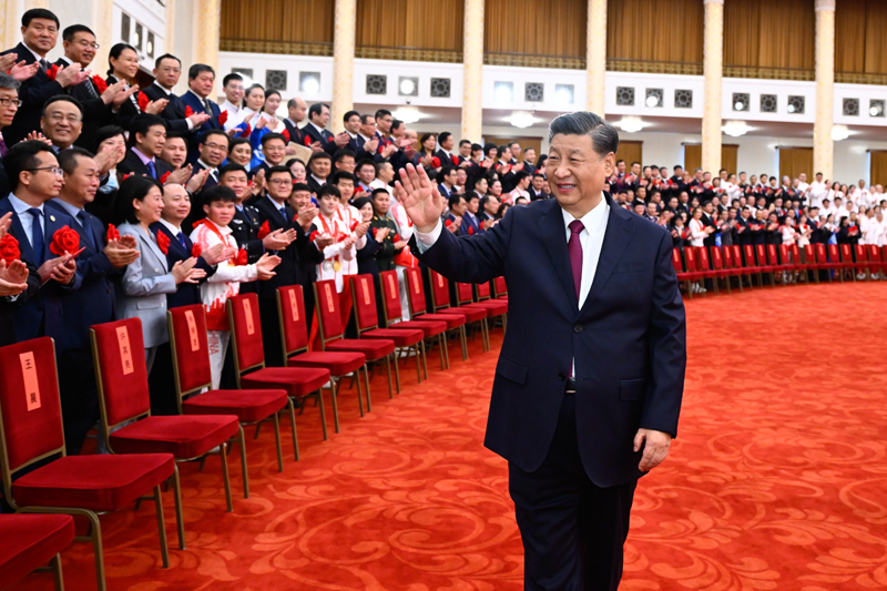 2022年4月8日，北京冬奧會、冬殘奧會總結(jié)表彰大會在北京人民大會堂隆重舉行。會前，習(xí)近平等會見北京冬奧會、冬殘奧會突出貢獻(xiàn)集體代表、突出貢獻(xiàn)個(gè)人和中國體育代表團(tuán)成員。