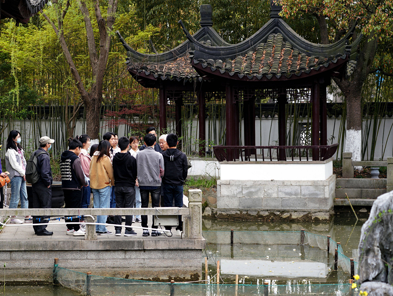2021年3月30日，在上海交通大學(xué)南蘇園的“微型洱?！迸?，孔海南教授為學(xué)生們打造“沉浸式”思政課。