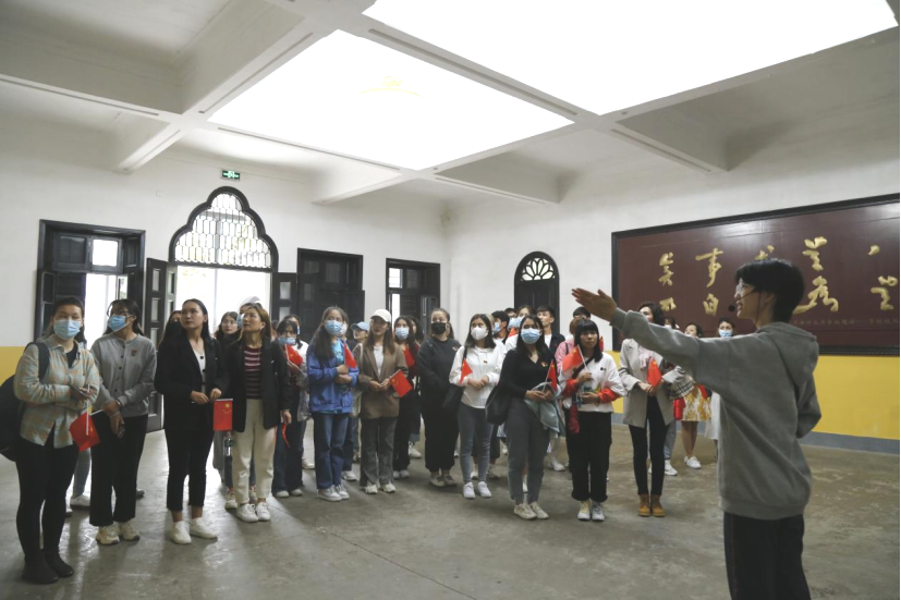 2021年5月20日，在喜迎中國共產(chǎn)黨建黨100周年之際，我校開展了少數(shù)民族學(xué)生“學(xué)黨史、感恩黨、跟黨走”紅色研學(xué)活動(dòng)。