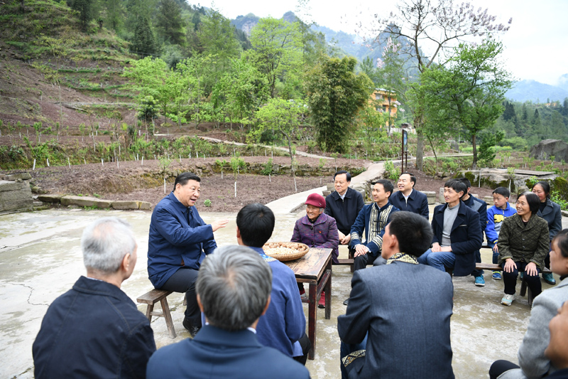2019年4月15日至17日，中共中央總書記、國家主席、中央軍委主席習近平在重慶考察，并主持召開解決“兩不愁三保障”突出問題座談會。這是4月15日下午，習近平在石柱土家族自治縣中益鄉(xiāng)華溪村同村民代表、基層干部、扶貧干部、鄉(xiāng)村醫(yī)生等圍坐在一起，共話脫貧攻堅。新華社記者 謝環(huán)馳 攝