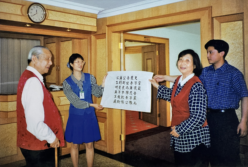 1999年3月，習仲勛欣賞齊心的書法作品《官箴》。