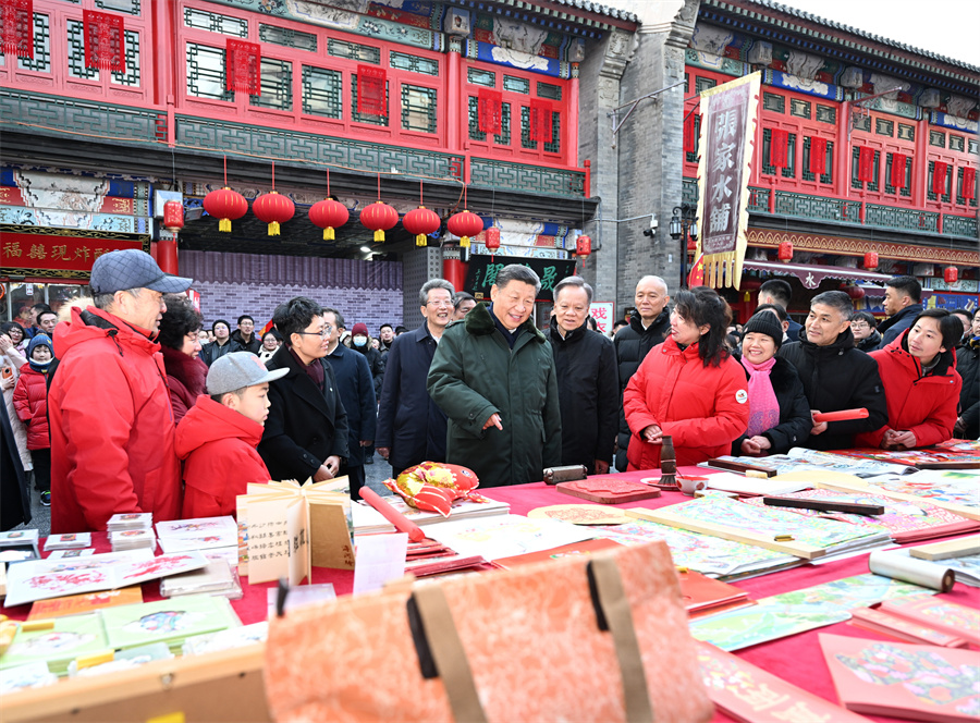 2024年2月1日下午，習近平在天津古文化街考察時，同店鋪員工和現(xiàn)場群眾互動交流。新華社記者 謝環(huán)馳 攝