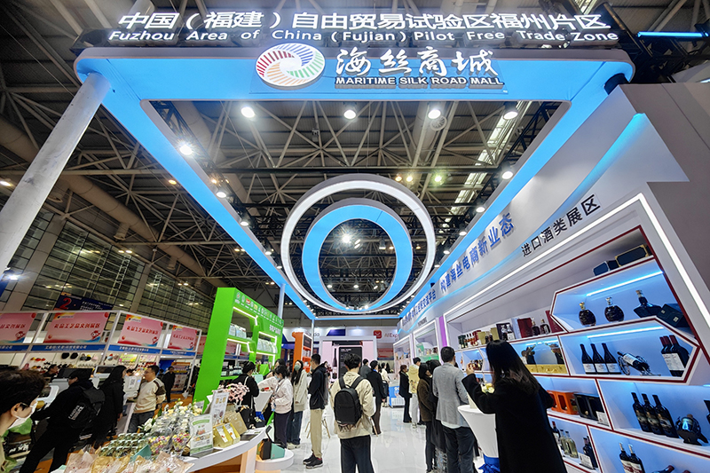 2024年3月18日，第四屆中國跨境電商交易會在福建福州開幕。展會聚焦“鏈接跨境全流域 共建電商新生態(tài)”，集聚全國80余個外貿(mào)產(chǎn)業(yè)帶的上千家供應(yīng)鏈企業(yè)。