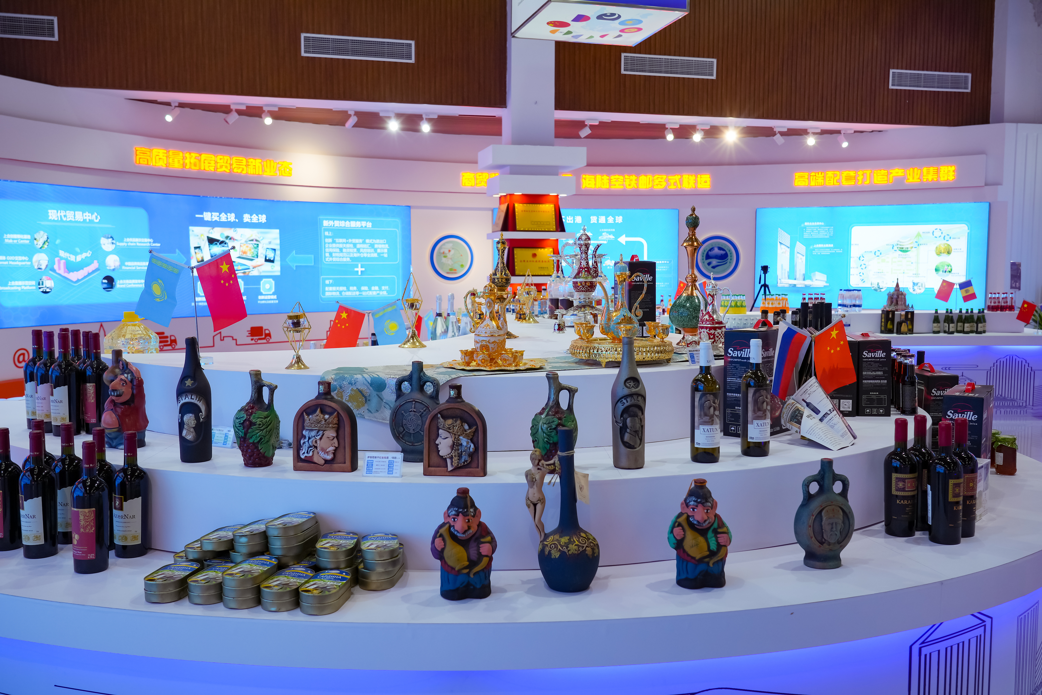 2022年10月19日，青島，上合示范區(qū)展出的上合國家特色商品。