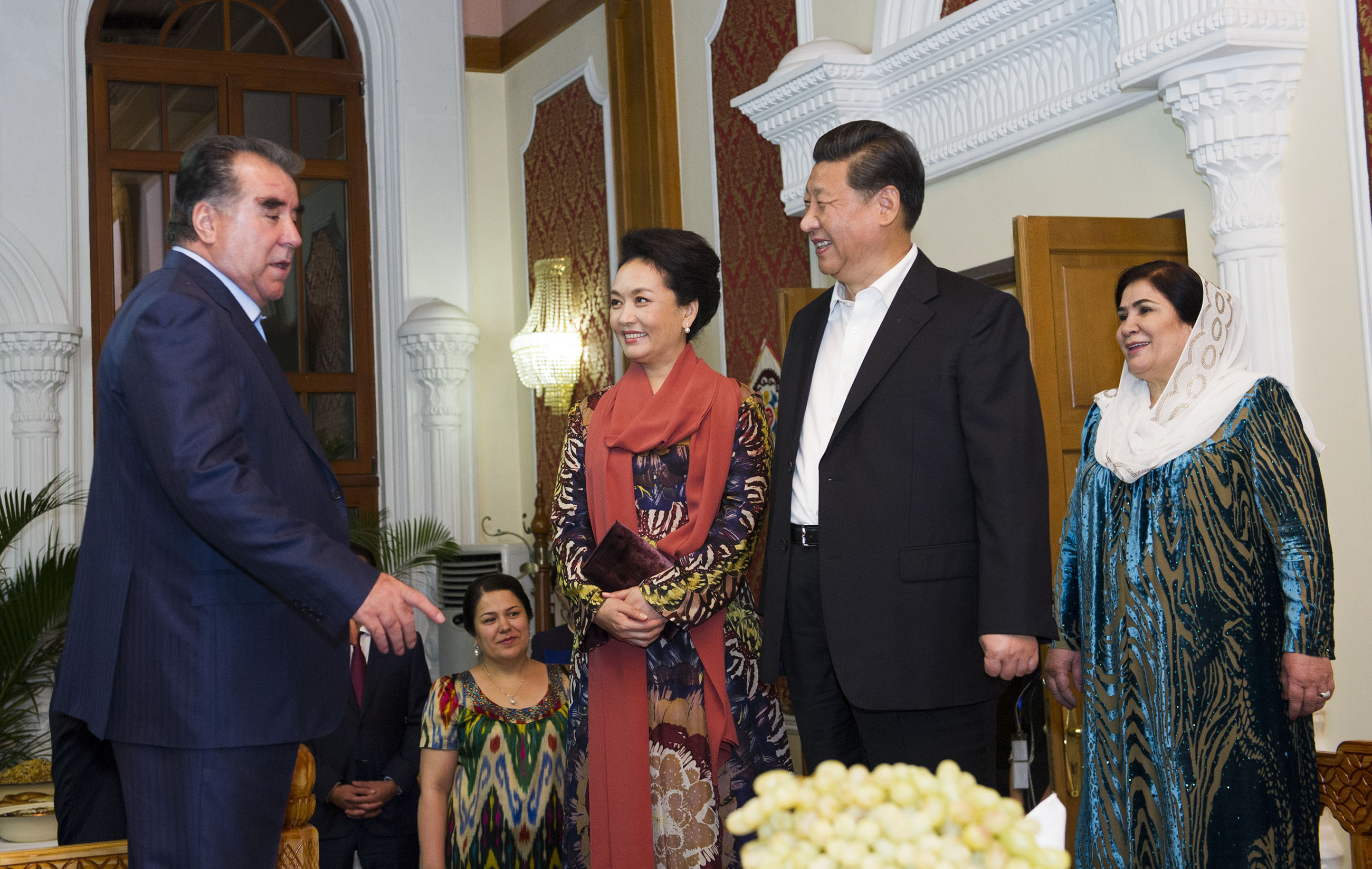 2014年9月12日，習(xí)近平主席在杜尚別出席塔吉克斯坦總統(tǒng)拉赫蒙舉行的家宴。這是習(xí)近平主席和夫人彭麗媛在拉赫蒙夫婦陪同下參觀總統(tǒng)官邸。