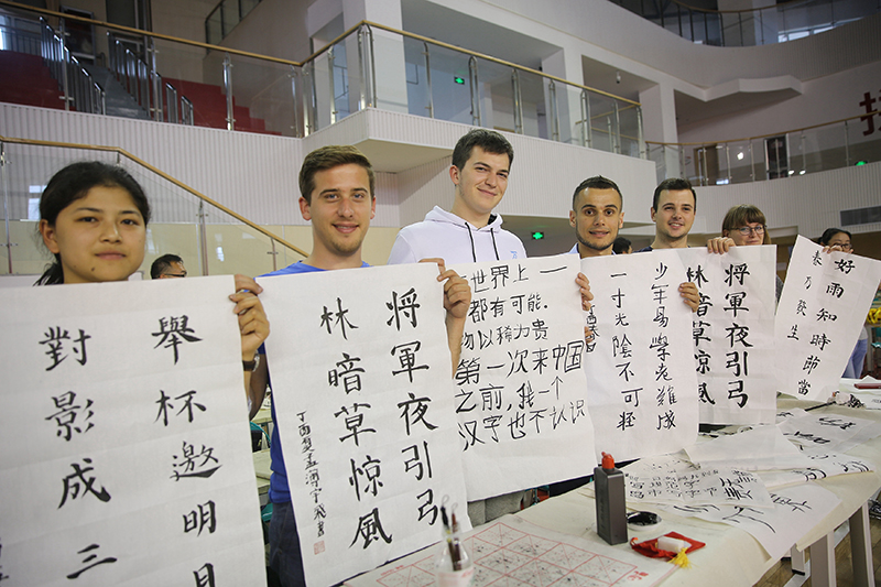 2017年6月5日，來自青島大學(xué)和中國石油大學(xué)（華東）的外國留學(xué)生在展示剛剛現(xiàn)場完成的書法作品。