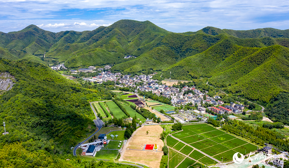 俯瞰余村全貌。人民網(wǎng) 章勇濤 攝