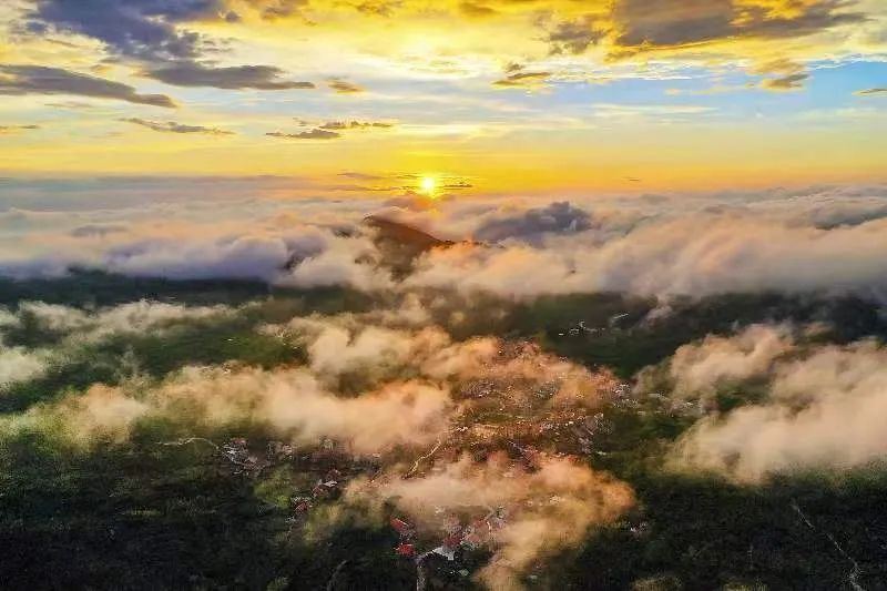 圖為云霧繚繞的軍營村，群山盡翠，紅瓦掩映。廈門市委宣傳部供圖
