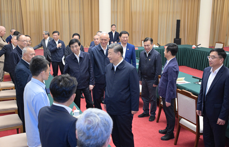 2024年5月23日，習(xí)近平總書記在山東省濟(jì)南市主持召開企業(yè)和專家座談會(huì)并發(fā)表重要講話。這是總書記同參會(huì)的企業(yè)和專家代表親切交流。