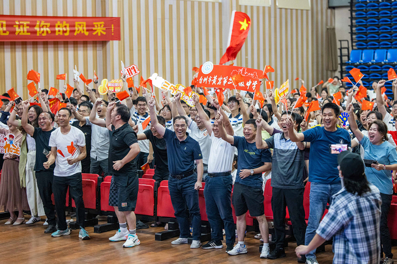 北京時間7月27日，2024年巴黎奧運會首個比賽日，在射擊10米氣步槍混合團體比賽中，中國選手黃雨婷/盛李豪獲得金牌。圖為黃雨婷的母校師生們通過收看奧運直播的方式為她加油助威。